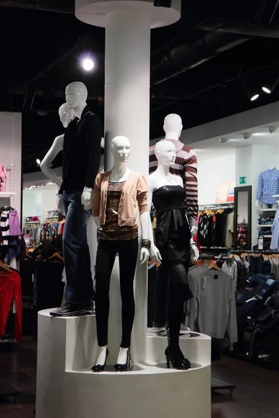 Maniquíes de moda en el supermercado — Foto de Stock