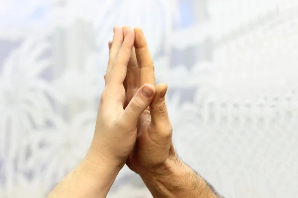 Dos manos de padre e hijo . — Foto de Stock