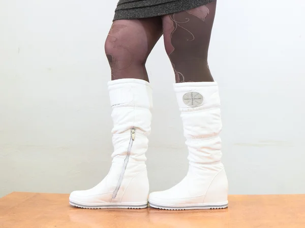 Frau der Mode in weißen Stiefeln. — Stockfoto