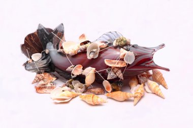 Mermilerin içine karışık cam balık.