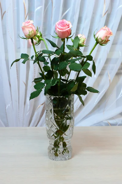 Roses dans un vase sur la table — Photo
