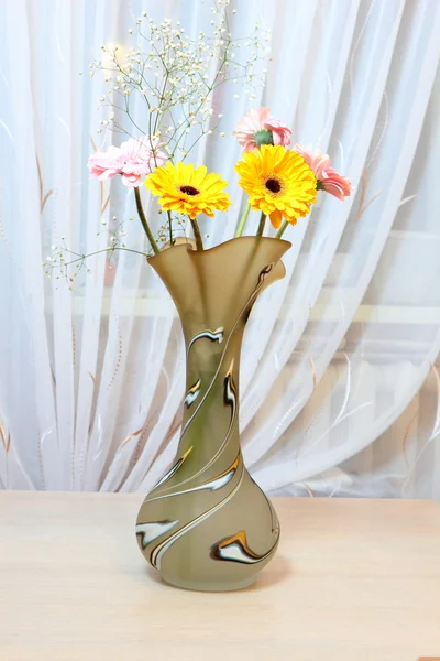Желтые цветы в красивой оригинальной вазе . — стоковое фото