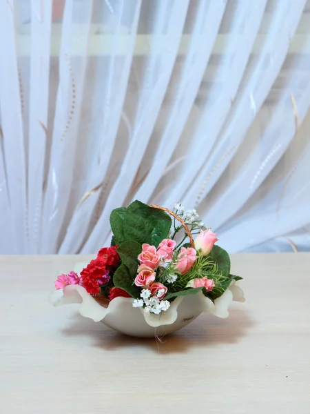 El ramo de las flores distintas en la mesa del florero —  Fotos de Stock