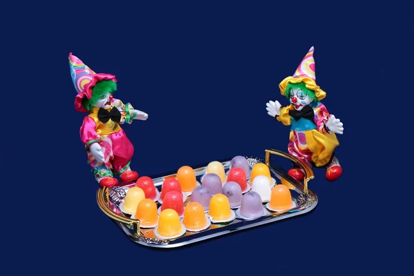 Deux clowns heureux et des bonbons . — Photo