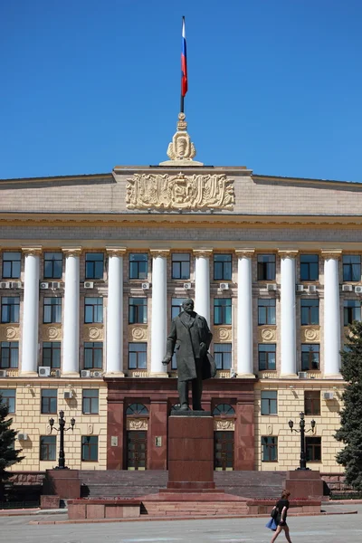 Leninmonumentet på bakgrund av stadshuset lipetsk. — Stockfoto