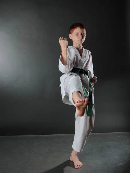 Mężczyzna młody karate. — Zdjęcie stockowe