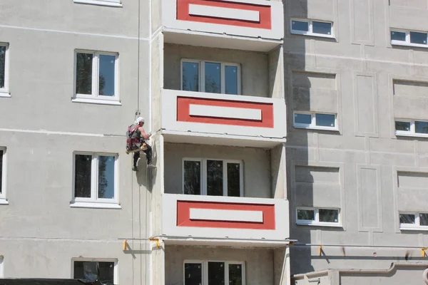 Construtor de escalada no trabalho . Imagens De Bancos De Imagens Sem Royalties