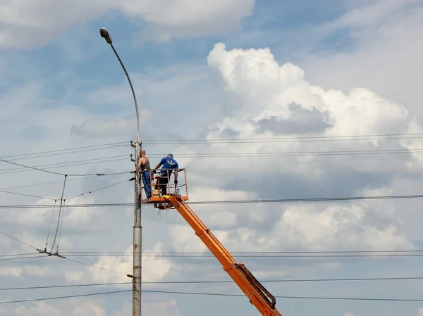 Trabajar en altura . Fotos de stock libres de derechos