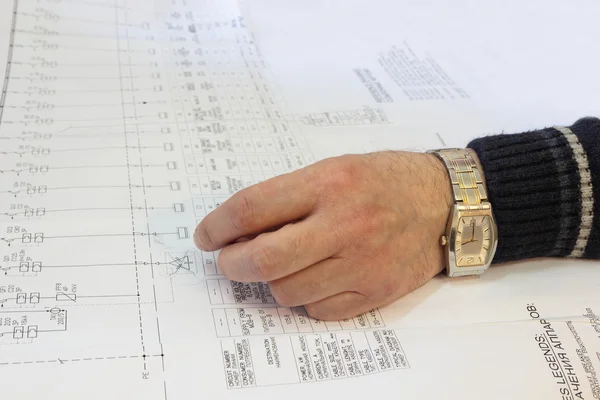 Hand engineer lies in the diagram. — Stock Photo, Image