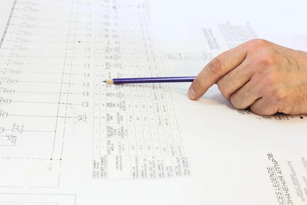 Ingeniero de mano se encuentra en el diagrama . — Foto de Stock