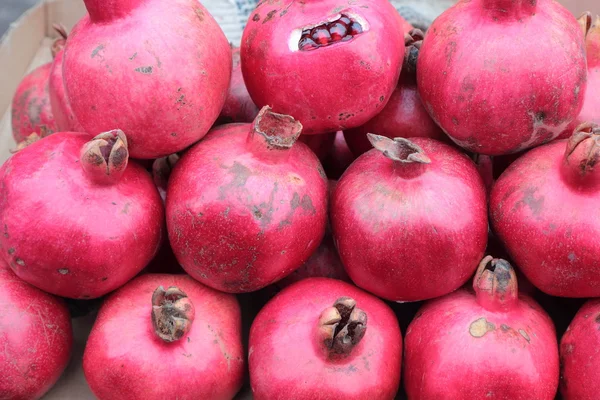 Zralé granátová jablka. — Stock fotografie