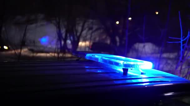 Coche de policía luces intermitentes noche invierno — Vídeo de stock