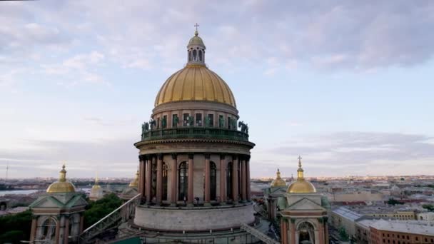 Dôme doré de la cathédrale Isaac au lever du soleil dron. — Video