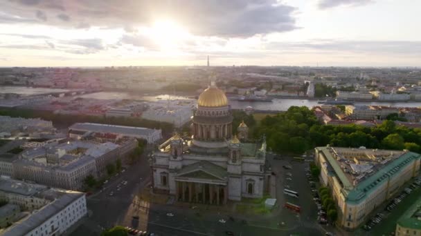 Cúpula dorada de la catedral de Isaac al amanecer dron. — Vídeos de Stock
