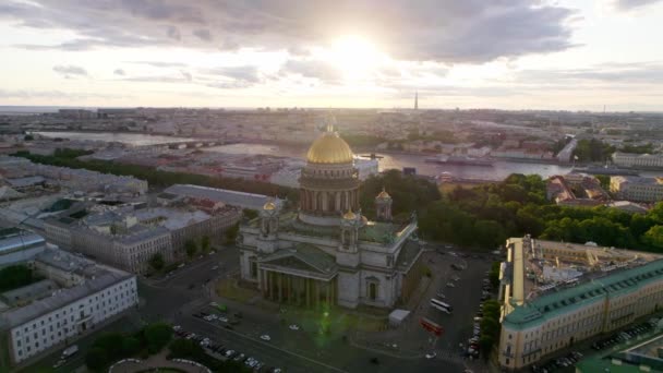 Złota kopuła katedry Izaaka o wschodzie słońca dron. — Wideo stockowe