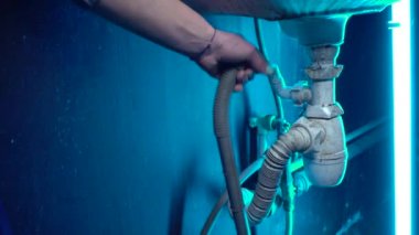  Çamaşır makinesinin hortumunu tıkanıklıkla sökün..