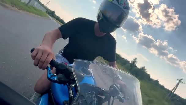 Młody człowiek jeździ na motocyklu poza miastem.. — Wideo stockowe