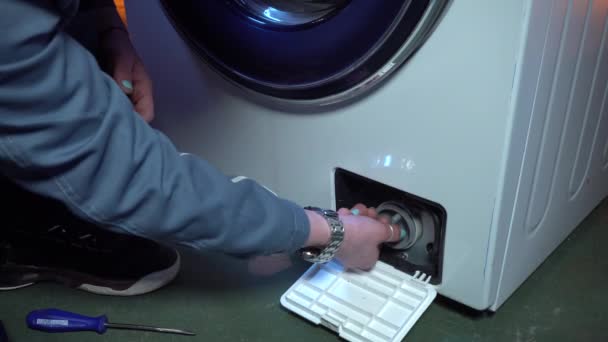 Verwijder het afvoerfilter van de wasmachine met verstopping. — Stockvideo