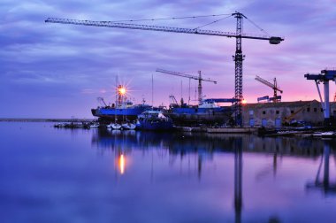 harbour üzerinde Vinçler