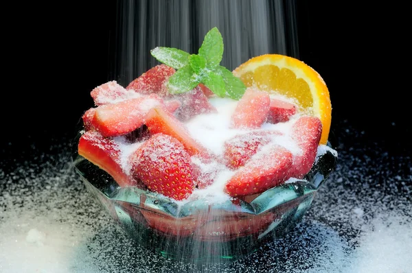 Fraises rouges dans un bol à dessert avec sucre — Photo