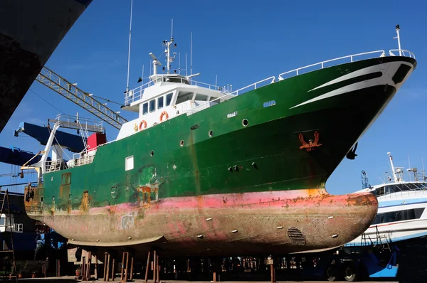 Barca da pesca in un cantiere — Foto Stock