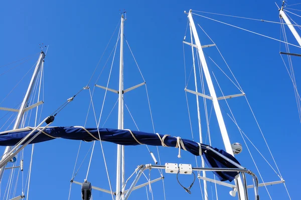 Veleiros de mastro no porto — Fotografia de Stock