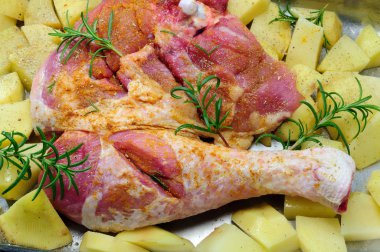 rosemary ile bir pişirme çanağı bacağından Türkiye