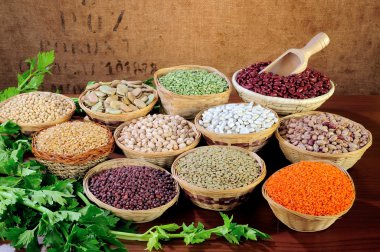 bir tablo üzerinde fasulye