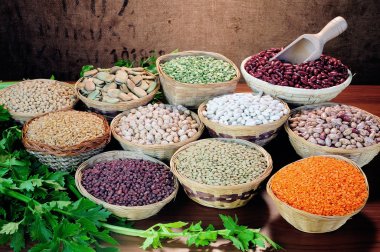 Masanın üzerine karışık fasulye