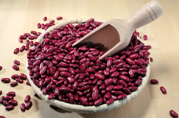 Frijoles rojos en una pequeña cesta — Foto de Stock