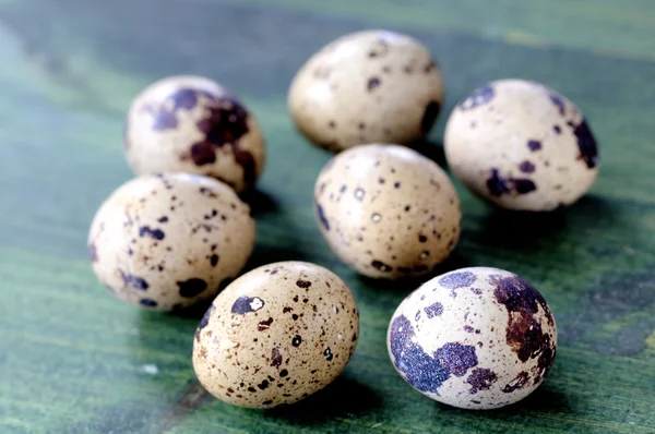 Ovos de codorna em uma tábua — Fotografia de Stock