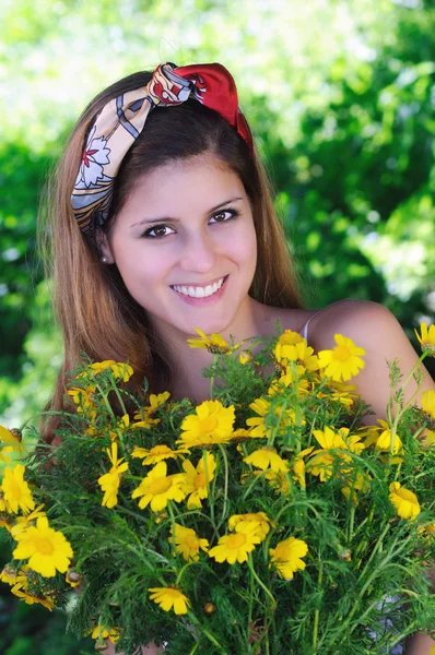 Beautiful girl enjoying daisy — Stock Photo, Image