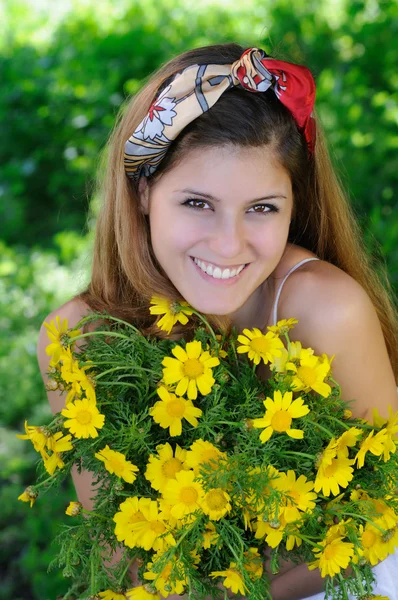 Girl happy and Smiling with daisies — Stock Photo, Image