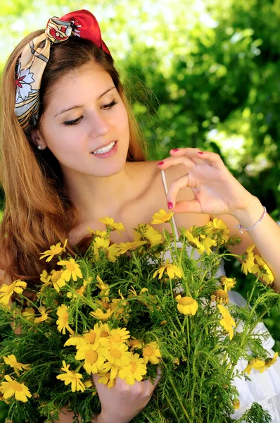 Smiling with daisies — Stock Photo, Image