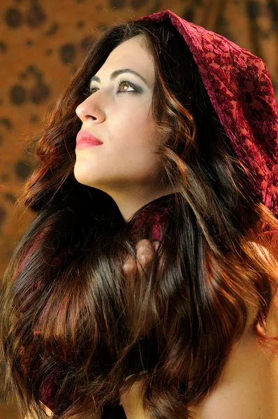 Uzun saçlı esmer kız.