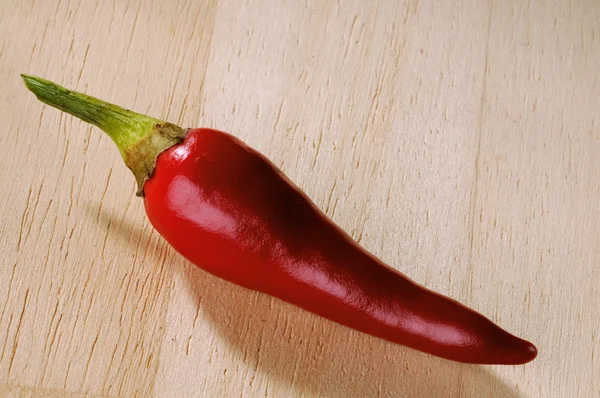 Czerwona papryka chili na desce — Zdjęcie stockowe