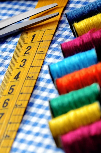 Tailor's measuring tape and scissor — Stock Photo, Image