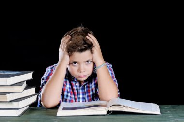 genç bir öğrenci bir koşuşturma içinde