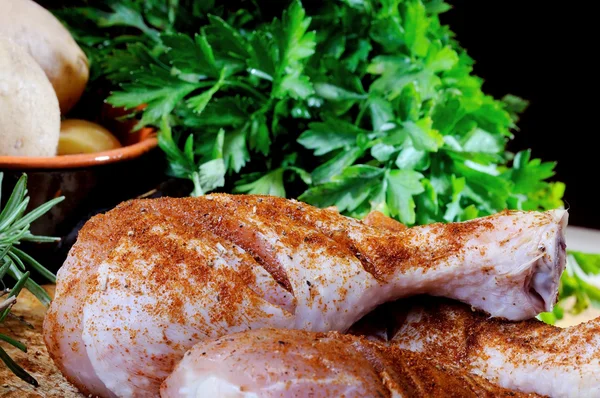 Chicken leg seasoned with paprika and parsley — Stock Photo, Image