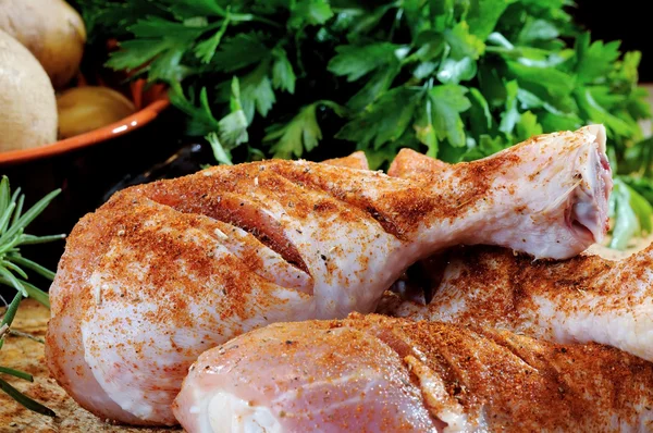 Cosce di pollo condite con paprika e prezzemolo — Foto Stock