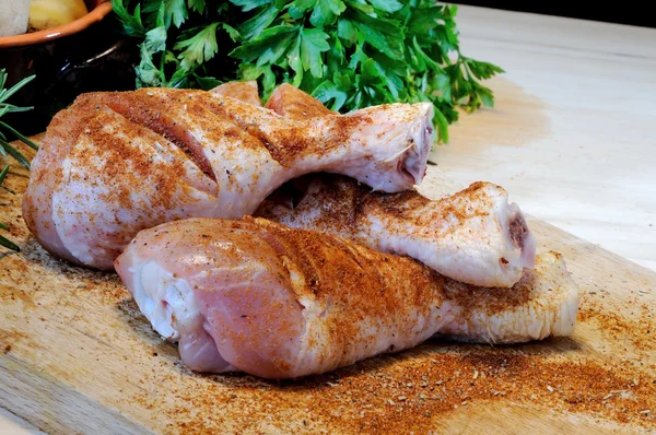 Gambe di pollo su un tagliere — Foto Stock