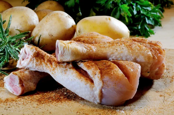 Cosce di pollo con paprica su un tagliere — Foto Stock