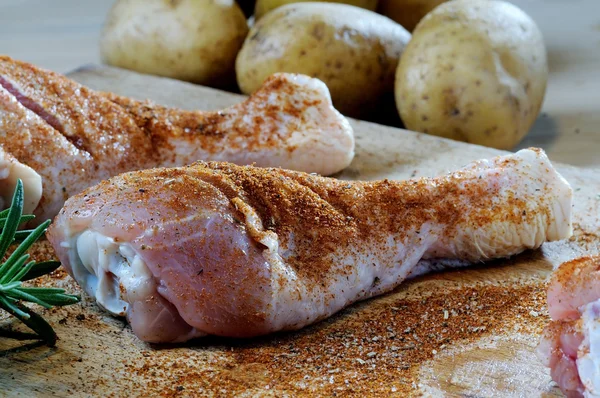 Tavuk uyluk kırmızı biber ve patates — Stockfoto