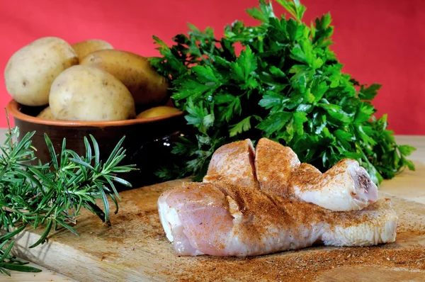 Chicken thighs with potatoes and parsley — Stock Photo, Image