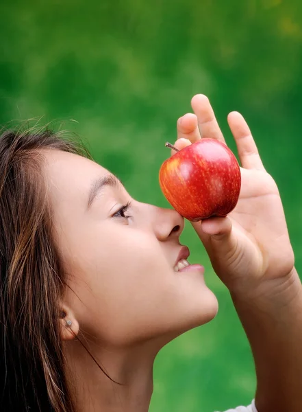 Scherz mit einem Apfel — Stockfoto