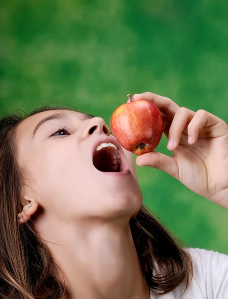 Kleines Mädchen mit einem Korb voller Äpfel — Stockfoto