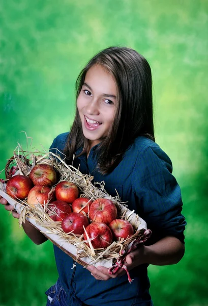 Дитина з кошиком з яблуками — стокове фото