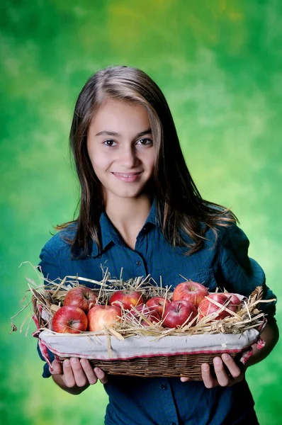 Маленька дівчинка і кошик з яблуками — стокове фото