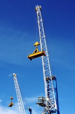 Konteyner Vinç mavi gökyüzü