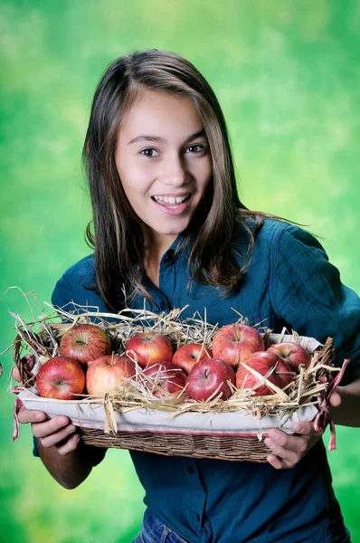 Маленька дівчинка з яблуками — стокове фото